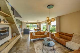 <p>In een doodlopende, groene verkaveling tussen Rijmenam, Putte en Bonheiden vind je deze sfeervolle, moderne villa, gebouwd in 2023 met oog voor hoogwaardige afwerking, duurzaamheid en comfort. De woning straalt luxe uit, maar voelt meteen als thuis dankzij de warme materialen, ruime indeling en de naadloze verbinding met de zonnige, aangelegde tuin.</p><p></p><p>Bij binnenkomst word je verwelkomd in een lichte inkomhal met een praktische maatkast voor schoenen en jassen, en een gastentoilet. De ruime leefruimte vormt het hart van de woning: hier geniet je van een open, moderne keuken met hoogwaardige apparatuur en een gezellige zithoek. De grote ramen tot op de grond zorgen voor een optimale lichtinval en een directe verbinding met de groene tuin, waar je in alle rust kunt ontspannen of genieten van een zomeravond.</p><p></p><p>De woning is energiezuinig dankzij vloerverwarming, zonnepanelen, een regenwaterput, driedubbele beglazing en een EPC E-peil van 16. Ventilatie type D zorgt voor een gezond binnenklimaat. Voor extra gemak zijn er ingemaakte kasten voorzien, die het ruimtegebruik optimaliseren.</p><p></p><p>Op de eerste verdieping vind je drie slaapkamers (17m², 11m² en 11m²), een luxe badkamer met zowel ligbad als douche, en een thuisbureau op maat in de hal. De inpandige garage met elektrische poort biedt ruimte voor je auto en extra berging. Vooraan is er een oprit met staanplaats, achteraan wacht een onderhouden tuin met tuinhuis.</p><p></p><p>Deze villa is niet alleen een huis, maar een plek om te leven, te genieten en te ontspannen. De rustige, kindvriendelijke omgeving en de nabijheid van Rijmenam, Putte en Bonheiden maken deze woning ideaal voor gezinnen, stellen of iedereen die houdt van ruimte, licht en duurzaamheid.</p><p></p><p>Benieuwd? Neem contact op voor een bezichtiging en laat je verrassen door de charmes van deze unieke woning!</p><p><br />✅ Bouwjaar 2023<br />✅ Kwalitatieve afwerking<br />✅ Rustige verkaveling<br />✅ Op maat gemaakte kasten<br />✅ E-peil 16 / EPC label A: 29 kWh / (m² jaar)</p>