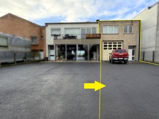 Op zoek naar een eigendom waar ruimte en functionaliteit centraal staan? Dit pand combineert een royale opslagplaats met een bovenliggende woonst...