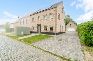 Ruime halfopen bebouwing in Grimbergen met grote tuin en EPC-label A.<p><br /></p><p>Deze verzorgde woning uit 2011 combineert ruimte, energiezuinig wonen en een rustige ligging op een riant perceel van bijna 21 are. Dankzij de zonnepanelen en het gunstige EPC-label A geniet je hier van een energiezuinige woning met hedendaags wooncomfort. Met 4 slaapkamers, een ruime zolder die nog kan ingericht worden voor extra slaapkamers en een dubbele garage met bijkomende zolderruimte biedt deze woning bijzonder veel mogelijkheden voor grote gezinnen of wie extra werk- of hobbyruimte zoekt. De ligging in een residentiële en groene omgeving, vlak bij scholen, openbaar vervoer en belangrijke invalswegen, maakt dit huis in Grimbergen een ideale uitvalsbasis. Bovendien geniet je van een aangename rust en een grote tuin waar het heerlijk vertoeven is.</p><p><br /></p><p>Belangrijkste ruimtes:</p><p>• Inkomhal (6,4 m²) met toegang tot de verschillende leefruimtes</p><p>• Ruime woonkamer (32,3 m²) met veel lichtinval</p><p>• Keuken (13,8 m²) met praktische indeling</p><p>• Bureel (11,9 m²), ideaal als thuiswerkplek</p><p>• Bijkeuken (8,1 m²) met extra bergruimte</p><p>• Badkamer (10,1 m²)</p><p>• 4 slaapkamers van 8,1 m², 12,8 m², 14,8 m² en 16,2 m²</p><p>• Dubbele garage (57,5 m²) met extra zolderruimte</p><p>• Zolder (43,2 m²) met potentieel voor extra slaapkamers</p><p>• Extra zolderruimte (51,6 m²)</p><p><br /></p><p>Troeven:</p><p>• EPC-label A dankzij onder andere zonnepanelen</p><p>• Grote woning met uitbreidingsmogelijkheden en dubbele garage</p><p>• Rustige ligging op een perceel van bijna 21 are nabij alle voorzieningen</p><p><br /></p><p>Neem vandaag nog contact op met je ERA-makelaar voor een bezoek.</p>