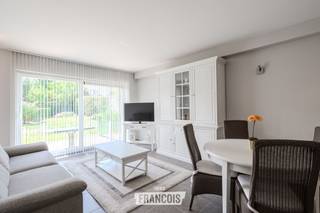 Dit zeer verzorgd en volledig instapklaar gelijkvloers appartement biedt een comfortabele en goed ingedeelde woonervaring in een rustige woonwijk en een jonge residentie.<br /><br />Gelegen in Warande 14, vlakbij het centrum van Middelkerke, geniet u hier van een kalme omgeving met toch alle voorzieningen in de buurt, ideaal voor wie houdt van ontspanning en privacy.<br /><br />Het appartement beschikt over een ruim en zonnig terras. Dankzij de grote ramen en open indeling profiteert u doorheen de leefruimte van veel natuurlijke lichtinval, wat zorgt voor een warme en uitnodigende sfeer.<br /><br />Binnenin vindt u een praktisch ingedeelde leefruimte, een nette keuken, een badkamer en twee volwaardige slaapkamers, waardoor dit appartement zowel geschikt is voor vaste bewoning als tweede verblijf.<br /><br />Met een EPC-label C woont u hier bovendien energiezuinig en zonder renovatieverplichtingen. Daarnaast is het gebouw nog in uitstekende staat. Het appartement beschikt ook over een handige kelderberging. De elektriciteit werd ook conform gekeurd.<br /><br />Voor meer informatie of een bezoek kunt u contact opnemen met Mathias op middelkerke@immofrancois.be of 059 460 460.<br /><br />