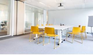 Gelegen in een groene en rustige omgeving in Diegem, bestaat dit moderne kantorengebouw uit vier verbonden gebouwen met lichte en flexibele kantoorruimtes die ideaal zijn voor bedrijven die comfort, efficiëntie en uitstekende bereikbaarheid zoeken.<br /><br />De site geniet van een strategische ligging nabij Brussels Airport (Zaventem), de Brusselse Ring, de snelwegen E19 en E40, het station van Diegem en de toekomstige Luchthaventram. Fietsers hebben bovendien directe toegang tot de fietsroute Brussel–Antwerpen.<br /><br />Huurders profiteren van een uitgebreid aanbod aan faciliteiten, waaronder coworkingruimtes en vergaderzalen, een bedrijfsrestaurant, een fitnessruimte met yoga- en spinninglessen, douches en kleedkamers, laadpalen voor elektrische wagens, beveiligde fietsenstallingen, een carwash en een wasservice.<br /><br />Het complex is BREEAM Excellent gecertificeerd en integreert duurzame oplossingen zoals zonnepanelen, regenwaterrecuperatie, dubbele ventilatie met warmterecuperatie en glasvezelconnectiviteit.<br /><br />De kantoorruimtes variëren van 455 m² tot 1.318 m² en bieden veel flexibiliteit voor uiteenlopende bedrijfsbehoeften. De ruimtes zijn bijzonder lichtrijk en genieten van open zichten op een groene en aangename omgeving.