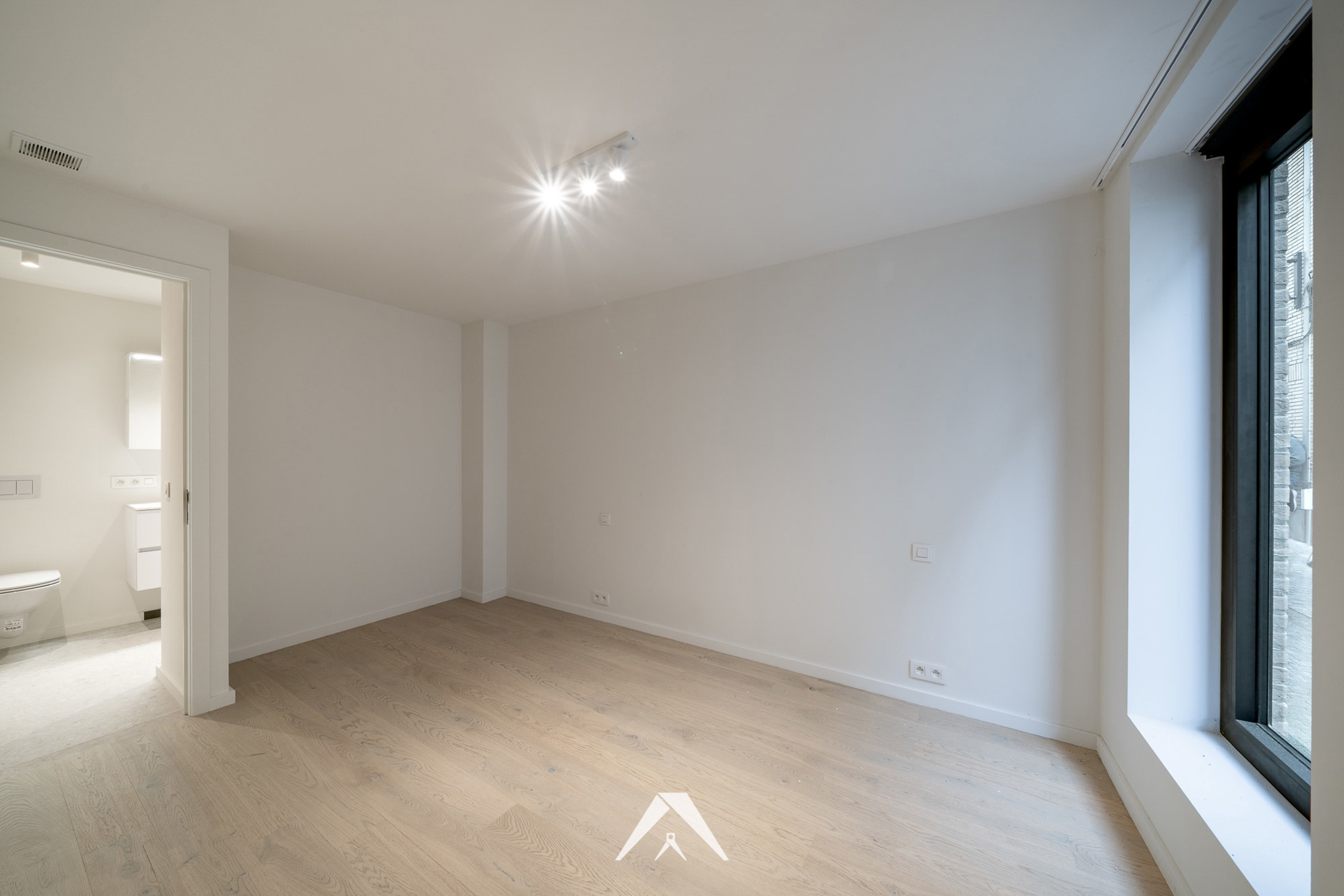 Stijlvolle nieuwbouwwoning in hartje Kortrijk! - foto 3