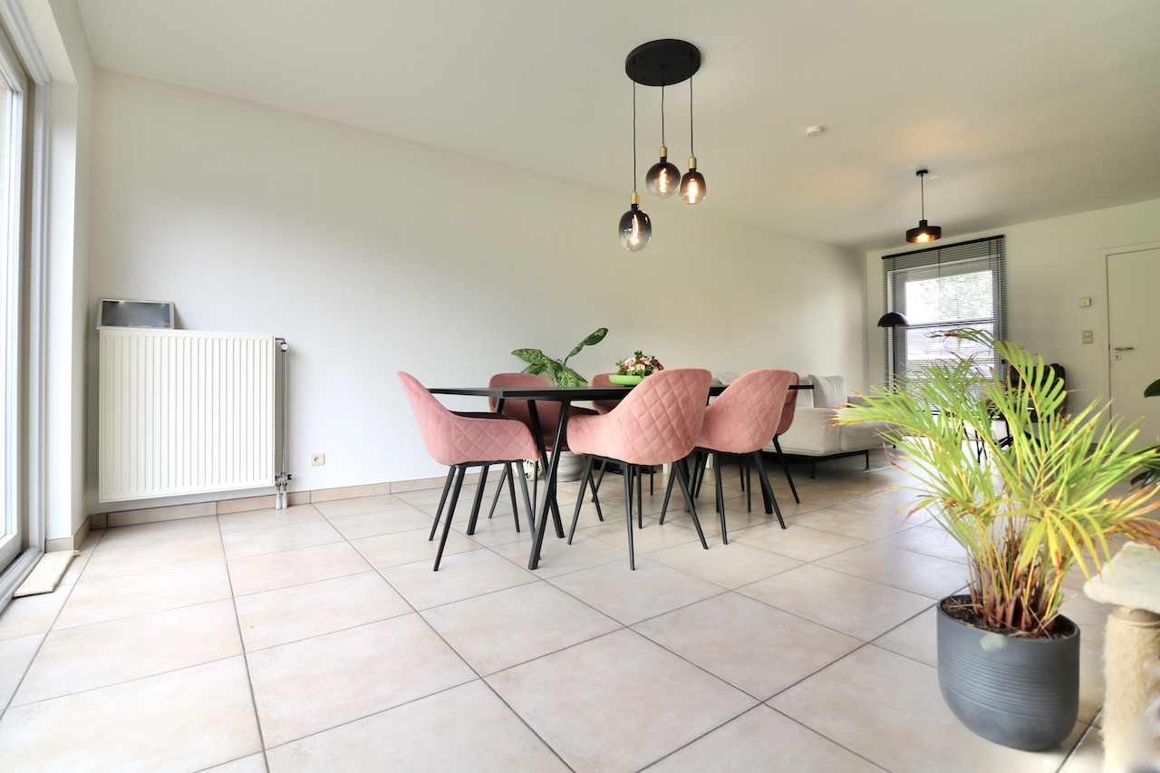 Ruime,instapklare woning met 3 slpk, garage en tuin voor 1.195 EUR/mnd - foto 4