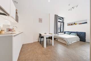 BRUSSEL: Op een steenworp van Manneken Pis en de Grote Markt, in het hart van Brussel, biedt We Invest u deze charmante studio van 28 m² aan, gelegen op de 4e verdieping van een gebouw uit 2016.<br />De studio bestaat uit een lichte en functionele leefruimte.<br />De studio heeft bovendien een EPC-label C+ en een conforme elektrische installatie.<br />U zult gecharmeerd zijn door de uitzonderlijke ligging, vlak bij winkels, openbaar vervoer en de belangrijkste bezienswaardigheden van de hoofdstad.<br />Ideaal als eerste aankoop of investering.<br />Een bezoek is zeker de moeite waard!<br />Inlichtingen en bezoeken: +32 2 315 51 71<br />Meer exclusieve panden: www.weinvest.be