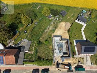 Droom je van een nieuwbouwwoning op een rustige locatie met een prachtig uitzicht op de achterliggende velden?<br />Dan is deze bouwgrond in de Overwindenstraat te Landen zeker een bezoek waard.<br /><br />Gelegen in een rustige en aangename woonomgeving, combineert dit perceel de rust van het platteland met een vlotte bereikbaarheid naar het centrum van Landen, winkels, scholen en belangrijke verbindingswegen.<br /><br />Met een oppervlakte van 5 are 39 centiare biedt deze bouwgrond de ideale basis voor het realiseren van een hedendaagse halfopen bebouwing.<br />Het perceel heeft een straatbreedte van circa 12,50 meter en geniet achteraan van een vrij en groen uitzicht over de omliggende velden, wat zorgt voor een heerlijk gevoel van ruimte en privacy.<br /><br />Voor het perceel werden reeds ontwerpplannen uitgewerkt die een mooi beeld geven van de bouwmogelijkheden.<br /><br />Uiteraard staat het toekomstige eigenaars vrij om een eigen bouwproject te realiseren, mits naleving van de geldende stedenbouwkundige voorschriften.<br /><br />Een unieke kans voor wie op zoek is naar een rustige woonlocatie waar natuur, ruimte en bereikbaarheid hand in hand gaan.<br /><br />Meer informatie of een bezoek ter plaatse? Neem gerust contact op.<br /> 