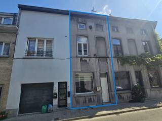 Centraal gelegen, op te frissen rijwoning met 4 slaapkamers. Indeling: inkom, voorplaats, droge kelder, achterplaats met aansluitend een ingerichte keuken en badkamer voorzien van toilet, lavabo en douche. Op de eerste verdieping zijn er een toilet met lavabo en 2 slaapkamers. Op de tweede verdieping bevinden zich nog 2 extra slaapkamers waarbij er eentje voorzien is van een mezzanine. Centrale verwarming op aardgas, dubbel glas, dak geïsoleerd, op fietsafstand van Gent centrum.