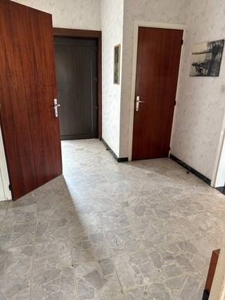 <p>Bent u op zoek naar een woning die u volledig naar eigen smaak kunt omvormen maar toch<strong> eigenheid en karakter</strong> kunt behouden?<br />Dan is deze <strong>charmante bungalow</strong> aan de Kerzelaarstraat zeker een bezoek waard. Met een <strong>bewoonbare oppervlakte van 205 m²</strong> op een <strong>mooi perceel van 904 m² </strong>biedt deze eigendom alle ruimte om uw woondromen waar te maken.<br />De indeling bestaat uit een inkomhal, een gastentoilet, een <strong>lichtrijke woonkamer</strong>, een keuken, <strong>drie slaapkamers</strong> en een badkamer. Op het lager gelegen niveau bevinden zich een ruime garage, een wasplaats, een berging en een grote kelder die voor heel wat extra opslagruimte zorgt. De woning wordt verwarmd met <strong>centrale verwarming met een condenserende gasketel </strong>en beschikt over een <strong>EPC-label D</strong>, waardoor er <strong>geen renovatieverplichting</strong> geldt.<br />De <strong>ruime tuin </strong>is een absolute meerwaarde en biedt volop mogelijkheden om te genieten van het buitenleven. Bovendien geniet je van een rustige ligging in Kaprijke/Bentille, met winkels, scholen en een vlotte verbinding naar de E34.<br />Een <strong>woning met karakter</strong>, een uitstekende basis en enorm veel potentieel om er een <strong>warme thuis </strong>van te maken. <br />Plan vandaag nog uw bezoek en ontdek zelf de mogelijkheden. Contacteer ons via tel <strong>04 94 75 73 59 </strong>of via <strong>info@vastgoedminnaert.be</strong></p>