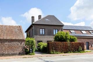 <p>Deze stevige halfopen bebouwing is centraal gelegen in Asse, langs de N9. Dankzij de vlotte verbinding is de woning ideaal voor wie met de wagen richting Asse, Brussel of de omliggende gemeenten pendelt. Winkels en andere voorzieningen bevinden zich in de onmiddellijke omgeving.</p>
<p>De woning beschikt over een EPC-label C en is voorzien van driedubbele beglazing, een condensatieketel op gas en geïsoleerde muren. Een solide basis met bovendien heel wat mogelijkheden.</p>
<p>Op het gelijkvloers bevinden zich een inkomhal, een praktische berging met wasplaats, een keuken met zicht op de tuin en een ruime leefruimte met gezellige open haard.</p>
<p>De eerste verdieping omvat drie slaapkamers en een badkamer. Daarnaast is er een ruime zolderverdieping. Mits het plaatsen van een vaste trap, waarvoor voldoende ruimte aanwezig is, kan deze ruimte perfect worden ingericht als extra slaapkamer(s), bureau of hobbyruimte.</p>
<p>Een robuuste woning met potentieel, ideaal voor wie ruimte en een centrale, vlot bereikbare ligging belangrijk vindt.<br /><br />Meer info? Een bezoek? Bel Jordi 0477/32.61.53</p>