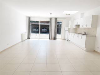 <p>Dit leuke appartement is gelegen op een steenworp van het centrum van Nijlen. Winkels en openbaar vervoer zijn binnen handbereik. <br />Het appartement beschikt over een aparte inkom, daarom zijn er ook geen gemeenschappelijk kosten. Er is een leefruimte met open keuken, berging/wasplaats, apart toilet, badkamer en één slaapkamer aanwezig. Verder is er nog een omheind terras en een carport. Het gebouw beschikt tevens over een gemeenschappelijke fietsenberging en een berging voor de afvalcontainers. Verwarming op elektriciteit/gas. Beschikbaar vanaf 1 september 2026. Maak snel uw afspraak! </p>