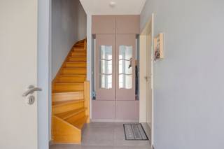 Op zoek naar een instapklare gezinswoning met veel ruimte en hedendaags comfort? <br /><br />Deze verzorgde eengezinswoning biedt alles wat een modern gezin nodig heeft: vier volwaardige slaapkamers, een apart bureau / dressing of vijfde slaapkamer, een garage, een zonnige tuin én energiezuinige voorzieningen zoals zonnepanelen en airconditioning.<br /><br />De open keuken sluit naadloos aan op de woonkamer en vormt het hart van de woning. Dankzij de praktische indeling geniet u hier van een open en gezellige leefomgeving, ideaal voor het dagelijkse gezinsleven en het ontvangen van gasten. Aansluitend bevindt zich een praktische berging die zorgt voor extra opslagruimte en gebruiksgemak.<br /><br />De vijf slaapkamers zijn verdeeld over twee verdiepingen, wat zorgt voor een optimale benutting van de beschikbare ruimte en extra privacy. De badkamer is functioneel ingericht en voorzien van alle nodige comfort.<br /><br />Buiten kunt u volop genieten van het terras en de aangename tuin, perfect voor ontspanning of gezellige momenten met familie en vrienden. <br />Achteraan het perceel bevindt zich een afzonderlijke garage die rechtstreeks bereikbaar is via de tuin.<br /><br />De woning is beschikbaar +/- 4 weken na akte.<br />De vermelde prijs is een richtprijs. De eigenaar behoudt zich het recht voor om een bod te aanvaarden of te weigeren.<br /><br />Er wordt een bezoekdag (op afspraak) georganiseerd op zaterdag 20 juni van 14u tot 16u.<br />Deel uw interesse en plan uw bezoek via het nummer 0468/43 75 04.