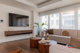 <p><span>HOBOKEN | READY-TO-MOVE-IN THREE-BEDROOM BEL-ÉTAGE WITH GARDEN AND GARAGE | VERY CENTRALLY LOCATED | EPC B | </span></p><p><span>Layout as follows: ground floor: entry hall—in-house garage with automatic sectional door—laundry room and guest restroom. </span></p><p><span>First floor: living room with sitting area and dining area—semi-open, fully equipped kitchen and large terrace with stairs leading to the garden.</span></p><p><span>Second floor: staircase - bathroom with walk-in shower and vanity - three bedrooms and separate toilet. </span></p><p><span>This move-in-ready home, with a living area of 170m², is located on the Hoboken-Wilrijk border, with public transportation, shops, and schools in the immediate vicinity. </span></p><p><span> </span></p>