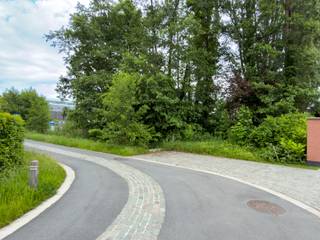 <br />Ontdek deze unieke bouwgrond van 644 m², gelegen in het prestigieuze Sint-Martens-Latem, een van de meest gegeerde woongemeenten van Vlaanderen. Dit perceel bevindt zich in een rustige, doodlopende woonwijk, waardoor privacy, veiligheid en een aangename woonkwaliteit gegarandeerd zijn. De ligging biedt het ideale evenwicht tussen rust en een uitstekende bereikbaarheid naar Gent, belangrijke invalswegen en talrijke voorzieningen.<br />Het terrein is momenteel begroeid, maar biedt een uitstekende opportuniteit voor de realisatie van een stijlvolle open bebouwing of villawoning volledig naar eigen smaak en wensen. Een bijzonder pluspunt is de mogelijkheid om het perceel ook langs de achterzijde te bereiken, wat extra flexibiliteit creëert voor de toekomstige inrichting en toegankelijkheid van het perceel. Sint-Martens-Latem staat bekend om zijn groene karakter, exclusieve residentiële omgeving, kunsthistorische uitstraling en hoge levenskwaliteit. Wandelen en fietsen langs de Leie, genieten van de vele natuurgebieden, kwaliteitsvolle restaurants en lokale handelszaken behoren hier tot het dagelijkse leven.<br />Bovendien betreft dit één van de laatste beschikbare bouwgronden in deze gegeerde omgeving, wat deze eigendom niet alleen bijzonder aantrekkelijk maakt als woonlocatie, maar ook als waardevaste investering voor de toekomst.<br />Een uitzonderlijke kans voor wie droomt van exclusief wonen. <br /><br />Bevindt zich niet in een risicozone voor overstromingen. P-score D, G-score onbekend. <br />Stedenbouwkundige inlichtingen: opgevraagd 6 juni 2026.<br />Geen risicozone voor overstromingen, alle info te verkrijgen op ons kantoor na contact met Olivier Coppoy 0475 330 246