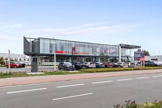Bent u op zoek naar een nieuw, ruim en multifunctioneel bedrijfspand? Deze indrukwekkende faciliteit biedt een ideale combinatie van een ruime showroom, volledig uitgeruste kantoren en een groot magazijn, perfect voor diverse bedrijfsactiviteiten. Het prachtige gebouw daterend uit 2020 beschikt over grote raampartijen wat voor een uitmuntende uitstraling zorgt. De oppervlakte van de gelijkvloerse ruimte dat perfect kan dienen als showroom/kantoren is 693m². De instapklare en flexibele ruimtes zijn voorzien van vergaderzalen, sanitair, airco, kitchenette, ... Daarnaast beschikt het ook over een magazijn van 800m² (vrije hoogte 7m). Ruime parking aanwezig. <br />Gelegen op een uitstekende locatie naast de A12, biedt dit pand maximale zichtbaarheid en bereikbaarheid.