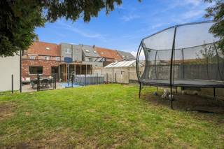 Instapklare woning met 5 slks, grote tuin en 2 badkamers in het centrum van Kuurne.<br /><br />Deze woning is in het jaar 2021 compleet gerenoveerd. Een zeer langs inkomhal verwelkomt u in de woning. Lambrisering, vestiaire, apart toilet, zwart glazen deur naar leefruimte,.. De leefruimte is een zeer ruim geheel met achteraan vele raampartijen.<br /><br />Verder is er op het gelijkvloers een slaapkamer, gevolgd door dressing en aansluitend een badkamer met ligbad, douche en wastafel. Gelijkvloers wonen is mogelijk!<br /><br />Het verdiep bevat 2 ruime slaapkamers, een badkamer en een open sas voor bureau of hobbyruimte. Het zolderverdiep bevat nogmaals 2 slaapkamers.<br /><br />Verder is er een ruime garage waar ook de technische ruimte is + voorziening was- en droogkast. Een kelder en bergzolder zijn alvast leuke troeven.<br /><br />Groot terras, omheinde tuin, maar vooral rust (en dat in het centrum van Kuurne).<br /><br />PLUSPUNTEN:<br />+ gelijkvloers wonen is mogelijk<br />+ zonnepanelen<br />+ hedendaagse afwerking<br />+ thuisbatterij + zonnepanelen