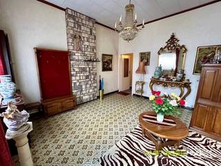 In het centrum van Geraardsbergen bevindt zich deze charmante, te renoveren stadswoning met een zonnige tuin. Deze gesloten bebouwing beschikt...