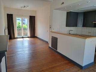 Op zoek naar een instapklare starterswoning met karakter, licht en een uitstekende ligging? Dan is deze charmante woning in hartje Aalst absoluut een bezoek waard.<br /><br />Met een bruikbare oppervlakte van ca. 116 m², een EPC-label C én tal van authentieke elementen combineert deze woning sfeer, comfort en potentieel. Bovendien geniet u van een rustige ligging in een groene omgeving vlak naast het stadspark, terwijl winkels, scholen, sportcentra, openbaar vervoer en het centrum van Aalst zich op wandelafstand bevinden. Dankzij de nabijheid van de E40 en belangrijke invalswegen bent u ook vlot verbonden.<br /><br />De woning is instapklaar en werd reeds deels vernieuwd, met onder meer een recente badkamer, uitgeruste keuken, vernieuwd dak en recente gasketel. Tegelijk biedt ze nog voldoende mogelijkheden om verder naar eigen smaak te personaliseren.<br /><br />Authentieke details zoals de prachtige houten vloer, karaktervolle tegelvloer en originele schoorsteenmantel zorgen voor extra charme. Ook de buurt is volop in opwaardering, wat deze woning extra interessant maakt als investering voor de toekomst.<br /><br /><br />Troeven op een rij<br /><br />• Rustige ligging in groene omgeving naast het stadspark<br /><br />• Op wandelafstand van centrum Aalst<br /><br />• EPC-label C<br /><br />• Vernieuwde badkamer en recente gasketel<br /><br />• Zuidgericht terras<br /><br />• Authentieke elementen<br /><br />• Veel potentieel en mogelijkheden<br /><br />• Vlotte verbinding naar E40 en invalswegen<br /><br />Kortom: een ideale starterswoning voor wie op zoek is naar een gezellige thuis met karakter, licht en een uitstekende ligging in Aalst.