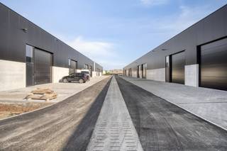 Nieuwbouw KMO-unit van ca. 180 m² in project Saturnus te Sint-Baafs-Vijve. Voorzieningen: - Parkeerplaats- Lichtstraat- Gepolierde...