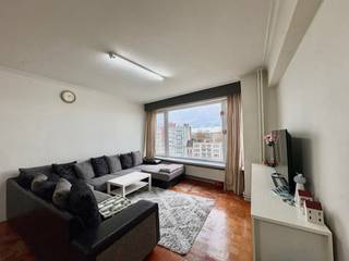 Op de 7de verdieping van het gebouw aan de Belgiëlei 73A (B701) bevindt zich dit ruime appartement van 115 m², dat veel potentieel biedt voor wie op zoek is naar een comfortabele woonst of een interessante investering. Het appartement beschikt over een lichte, ruime woonkamer die rechtstreeks aansluit op de keuken. Vanuit hier heb je toegang tot het gesloten kleine terras. <br /><br />De inkomhal met ingebouwde kasten zorgt voor een praktische en ordelijke ontvangst en leidt naar de rest van het appartement. Er zijn twee grote slaapkamers, telkens met voldoende lichtinval, en daarnaast twee badkamers, wat het appartement bijzonder comfortabel maakt. Verder zijn er twee toiletten en een handige berging aanwezig.<br /><br />In de ondergrondse verdieping is zowel een staanplaats als een kelderberging inbegrepen. Het gebouw is uitgerust met een lift en er is een actieve syndicus aanwezig, wat bijdraagt aan het algemene onderhoud en beheer. Het appartement wordt momenteel verhuurd. <br /><br />De EPC-score B en de vermelding asbestveilig zijn sterke troeven. Het appartement dient echter gerenoveerd te worden en de elektriciteit is niet conform. Dit biedt meteen de mogelijkheid om het volledig naar eigen smaak en comfort te moderniseren.<br /><br />Vraagprijs: € 375.000,00,- incl parking en berging.<br /><br />Wenst u een afspraak om dit appartement te bezichtigen? Contacteer ons gerust via immo@sidimex.be of op 03 203 02 02. Wij plannen met veel plezier een bezoek voor u in!