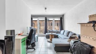*BEZOEKMOMENTEN VOLZET**<br /> Immo3000 heeft een gezellig duplex appartement te huur in het centrum van Aarschot. Het lichtrijke appartement is gelegen op de 1ste verdieping. Het appartement beschikt aan de voorzijde over een grote leefruimte. Er is een aparte ingerichte keuken, een badkamer met bad/douche, lavabo en toilet en een kleine berging. Achteraan is een klein terras. Op de bovenverdieping bevinden zich 2 slaapkamers.<br />Er zijn geen maandelijkse gemeenschappelijke kosten.<br />De ligging is gunstig: op wandelafstand van winkels, scholen, horeca en andere voorzieningen. Op 4 minuten sta je op de Grote Markt van Aarschot. Het Cultureel Centrum Het Gasthuis ligt aan de overzijde van de straat. Het station van Aarschot ligt op 1,4 km (een kwartier stappen of 5 minuten fietsen).<br />Het appartement is beschikbaar vanaf 01/10/2026.<br /><br />Heb je interesse of ben je opzoek naar een gezellig appartement? Bel 016/60.30.00 voor meer info of de planning van een bezoek.