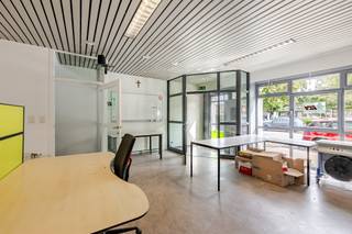<div><div><div><p><span>Dit veelzijdige kantoor- en handelspand is gelegen aan de Gelmelenstraat in Schoten. Dankzij de functionele indeling, de aangename lichtinval en de verschillende afzonderlijke werkruimtes biedt het gebouw tal van mogelijkheden voor ondernemingen, vrije beroepen of organisaties die op zoek zijn naar een praktische en representatieve werkomgeving.</span></p><p><span>Op het gelijkvloers bevindt zich vooraan een afzonderlijk kantoor, gevolgd door een ruime open kantoorzone die plaats biedt aan meerdere werkplekken. De glazen scheidingswanden behouden het open karakter en zorgen tegelijk voor de nodige afzondering. Verder zijn er twee toiletten en verschillende bijkomende ruimtes die flexibel kunnen worden ingericht als kantoor, vergaderruimte of ontvangstruimte.</span></p><p><span>De eerste verdieping omvat een ingerichte keuken met voldoende plaats voor een eet- of vergadertafel, waardoor deze verdieping geschikt is als personeelsruimte of informele ontmoetingsplaats. Daarnaast bevindt zich hier nog een afzonderlijk kantoor. De bovenste verdieping beschikt over een ruime bergzolder, ideaal voor het bewaren van archieven, materiaal of voorraad.</span></p><p><span>Achteraan bevindt zich een ruime, verharde buitenzone die uitstekend kan worden gebruikt als parkeerplaats voor meerdere wagens. Deze parkeermogelijkheid op eigen terrein vormt een belangrijke troef voor zowel medewerkers als bezoekers. Daarnaast is er nog voldoende buitenruimte aanwezig die voor verschillende praktische doeleinden kan worden benut.</span></p><p><span>De combinatie van meerdere kantoorruimtes, veel natuurlijke lichtinval, praktische opslagmogelijkheden en ruime parkeergelegenheid achteraan maakt dit pand bijzonder geschikt voor professioneel gebruik.</span></p><p><span>het pand is in 1992 omgebouwd naar kantoor ruimte maar zou terug kunnen omgebouwd worden naar een woonhuis.</span></p><p><span>Heeft u interesse in dit veelzijdige kantoor- en handelspand? Vraag een bezoekmoment aan via de site. Voor extra informatie neem contact op met Emanuel Durinck via </span><span>emanuel.durinck@immo-zone.be</span><span> of 0486/03.00.10.</span></p></div></div></div>