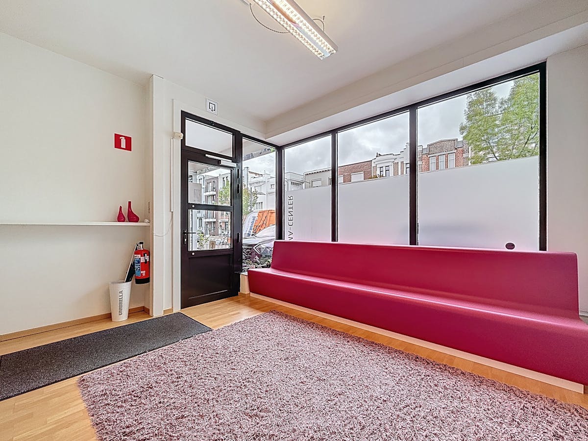 Ruime handelsruimte te huur in het centrum van Merksem! - foto 4