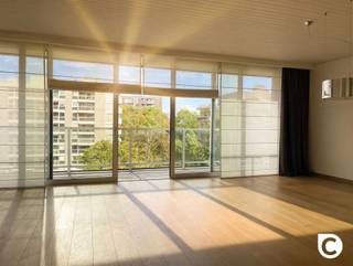 <p><span>Ruim en licht hoekappartement met 2 slaapkamers en 2 terrassen</span><span><br /></span><span>Dit aantrekkelijke hoekappartement geniet van een centrale en bijzonder gunstige ligging. Gelegen in een rustige zijstraat van de Fruithoflaan combineert dit instapklare appartement met twee slaapkamers een uitstekende bereikbaarheid met een aangename woonomgeving.</span></p><p><span>In de directe omgeving bevinden zich diverse buurtwinkels, handelszaken, scholen, horecazaken en openbaar vervoer. Ook voor wie zich met de wagen verplaatst, is de ligging een absolute meerwaarde. De belangrijkste invalswegen en verbindingsassen zijn vlot bereikbaar.</span></p><p><span>Het appartement bevindt zich op de vierde verdieping van een verzorgd gebouw met lift en werd volledig gerenoveerd met oog voor kwaliteit, comfort en duurzaamheid. </span></p><p><span> </span></p><p><span>Het appartement is als volgt ingedeeld:</span></p><h3><span>Indeling</span></h3><p><span>Inkomhal</span><span><br />Bij het betreden van de ruime inkomhal springen de uitstekende lichtinval en de kwalitatieve afwerking onmiddellijk in het oog. De mooie parketvloer loopt doorheen de inkomhal en de leefruimte, wat zorgt voor een warm en harmonieus geheel. Daarnaast beschikt de inkomhal over een veiligheidsdeur en een videofoon voor extra comfort en veiligheid.</span></p><p><span>Leefruimte & keuken</span><span><br />De ruime leefruimte van circa 40 m² geniet dankzij de grote schuiframen aan de voorzijde van een bijzonder aangename natuurlijke lichtinval. Het aansluitende terras versterkt bovendien het open en ruime gevoel en biedt een mooi uitzicht op het omliggende groen. Zowel op het terras aan de voorzijde als aan de achterzijde kunt u in alle rust genieten van een stukje natuur midden in de stad.</span></p><p><span>De keuken is voorzien van een tegelvloer en volledig uitgerust met kwalitatieve Miele-inbouwtoestellen, waaronder koelkast, diepvriezer, vaatwasser, oven, combi-oven en inductiekookplaat. Daarnaast beschikt de keuken over een dubbele spoelbak en een composiet werkblad.</span></p><p><span>Dankzij de halfopen indeling vormt de keuken een mooi geheel met de leefruimte, terwijl er toch een duidelijke afscheiding behouden blijft. Contact met de leefruimte steeds verzekerd.</span></p><p><span> </span></p><p><span>Slaapkamers & badkamer</span><span><br /></span><span>V</span><span>ia een ruime nachthal bereikt u de twee slaapkamers aan de achterzijde van het appartement. Aansluitend bevindt zich een praktische inloopdressing. Dankzij grote raampartijen genieten beide kamers van een aangename natuurlijke lichtinval. Beide slaapkamers bieden rechtstreeks toegang tot het terras.</span></p><p><span>De recente badkamer is stijlvol ingericht en uitgerust met een ruime inloopdouche, dubbel lavabomeubel, handdoekradiator, toilet en een ingebouwde kast voor wasmachine en droogkast. De badkamer is zowel bereikbaar via de nachthal als rechtstreeks vanuit de hoofdslaapkamer.</span></p><p><span>Daarnaast beschikt het appartement over een afzonderlijk gastentoilet in de nachthal.</span></p><p><span>Terrassen & berging</span><span><br />Een absolute troef van dit appartement zijn de twee ruime terrassen aan zowel de voor- als achterzijde. Dankzij hun gunstige oriëntatie op het zuidoosten en noordwesten kunt u gedurende de hele dag genieten van zon of schaduw, al naargelang uw voorkeur. Beide terrassen bieden bovendien een rustige en private buitenruimte, ideaal om te ontspannen midden in de stad.</span></p><p><span>Parkeren en berging</span></p><p><span>Het appartement beschikt verder over een privatieve kelderberging en een autostaanplaats (inbegrepen). Optioneel kan een afgesloten garagebox worden gehuurd (€ 125 per maand). Deze biedt plaats aan een tweede wagen, en/of vormt biedt een praktische oplossing voor het veilig stallen van elektrische fietsen of het creëren van bijkomende bergruimte.</span></p><p><span>Huurprijs & beschikbaarheid</span><span><br />Huurprijs: € 1.499,00/maand<br />Provisie: € 175,00/maand (water, minuterie en onderhoud van de gemeenschappelijke delen)<br />Beschikbaar vanaf: onmiddellijk</span></p><p><span>Bent u op zoek naar een ruim, kwalitatief afgewerkt appartement met veel lichtinval, twee terrassen en een uitstekende ligging? Dan is dit appartement zeker een bezoek waard. Gelegen in een rustige omgeving, vlak bij winkels, scholen, horecazaken, sportfaciliteiten en openbaar vervoer, geniet u van alle dagelijkse voorzieningen op wandelafstand. Bovendien bereikt u met de wagen in enkele minuten de belangrijkste invalswegen.</span></p><p><span> </span></p><p><span>Troeven</span></p><ul><li><span>Twee zeer ruime terrassen: zuidoost (living), noordwest (slaapkamer).</span></li><li><span>Twee ruime slaapkamers.</span></li><li><span>Praktische inloopdressing.</span></li><li><span>Ruime badkamer met inloopdouche, dubbel lavabomeubel en toilet. Separaat gastentoilet.</span></li><li><span>Designplafondverlichting aanwezig. Raamdecoratie aanwezig.</span></li><li><span>Inclusief privatieve kelderberging.</span></li><li><span>Inclusief ondergrondse autostaanplaats.</span></li><li><span>Mogelijkheid tot het huren van een afgesloten garagebox (€ 125,00/maand), ideaal als tweede parkeerplaats of extra fietsenberging.</span></li></ul><p><span> </span></p><p><span>Maak hiervoor een afspraak via <span>www.coprimmo.be</span></span></p>