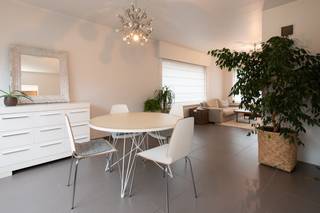 Cette maison est située dans le quartier résidentiel calme d'Azalealaan à Ostende, à deux pas de nombreuses commodités. Grâce à son emplacement favorable, vous pourrez profiter d'une vie lumineuse dans cette maison avec une connexion facile au centre et le confort d'un jardin, d'un garage privé et d'une allée spacieuse.Disposition :Rez-de-chaussée :*hall d'entrée lumineux avec toilettes séparées*salon spacieux avec poêle et vue directe sur le jardin*cuisine équipée des appareils nécessaires*sous-sol avec chauffage central avec chaudière à condensation1er étage :* chambre 1 (18m2)* chambre 2 (10m2)*chambre 3 (12m2)*salle de bain avec douche, toilettes séparées et lavabo2e étage :*quatrième chambre spacieuse sous le toit (20m2)*espace de rangementDe plus, cette maison à vendre comprend un garage privé et une allée profonde pouvant accueillir plusieurs véhicules.Avantages :*emplacement résidentiel*quatre chambres complètes*brillant*terrasse pavée et jardin*options de stationnement pratiquesVous recherchez une maison à vendre à Ostende ? N'hésitez pas et planifiez votre visite pour découvrir par vous-même les possibilités de ce bâtiment mitoyen.