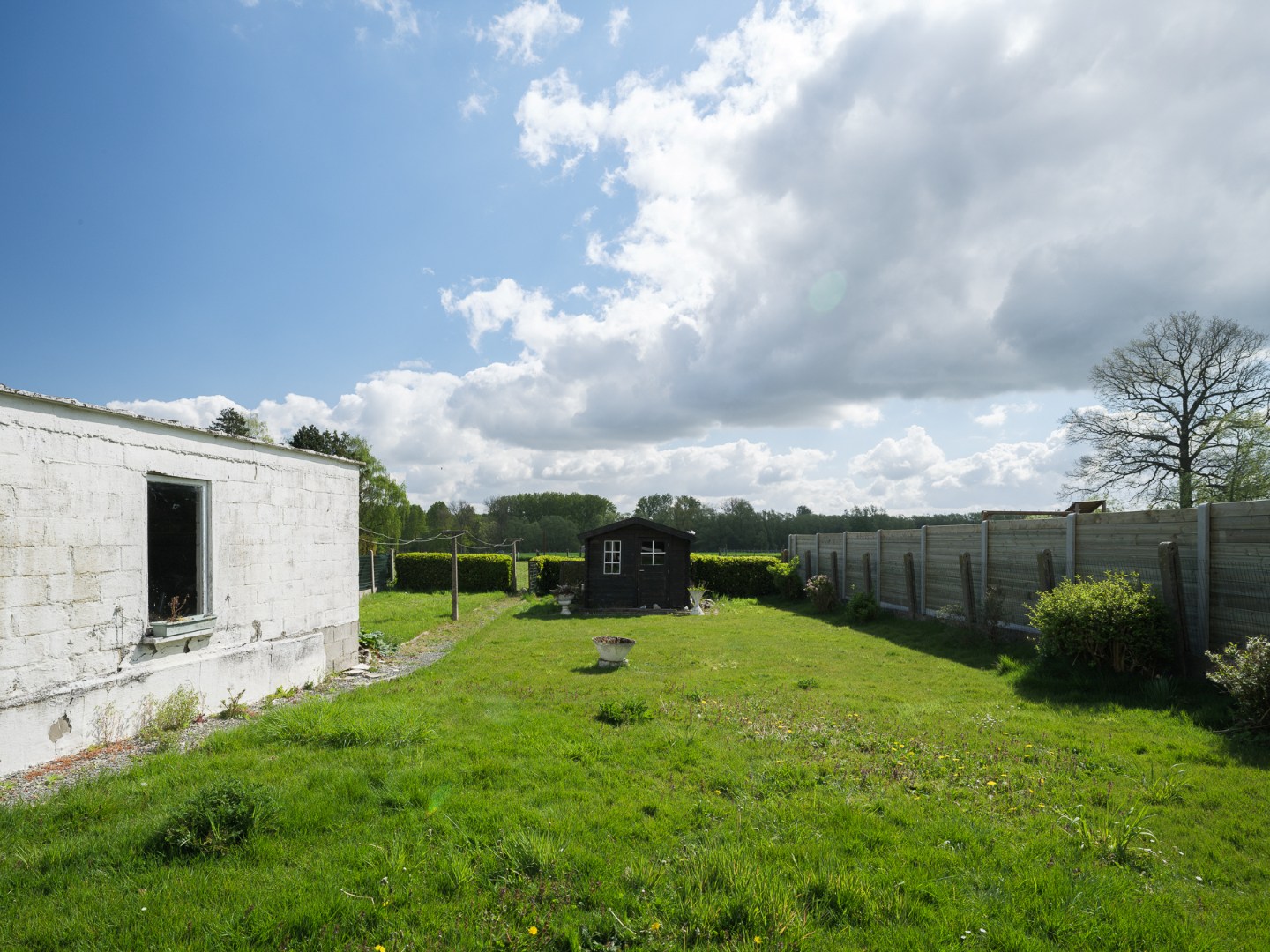 Maison située au calme, à moitié ouverte, avec potentiel de rénovation - photo 4