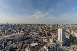 Eén van de iconische gebouwen die de skyline van Antwerpen vormen.Wonen in het centrum van de Stad, aan het vernieuwde operaplein, op de kroon van de...