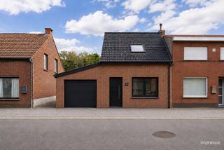 Ontdek deze te renoveren woning gelegen aan Eikendreef 82 in Rijkevorsel. De woning bevindt zich op een rustige locatie. Binnenin geniet u van een gezellige leefruimte, een keuken met zicht op de tuin, 2 slaapkamers en een inpandige garage. Buiten zorgt de woning voor een ruime tuin waar het heerlijk vertoeven is. <br /><br />Indeling: <br />Gelijkvloers: <br />- Inkomhal<br />- Leefruimte<br />- Keuken met zicht op de tuin<br />- Badkamer<br />- Garage<br /><br />Verdieping: <br />- Nachthal<br />- Slaapkamer 1<br />- Slaapkamer 2<br /><br />Bijzonderheden: <br />- Rustige ligging<br />- Woning met veel potentieel<br />- Ruime tuin met zicht op de natuur<br /><br /><span>Mis deze kans niet en plan een bezoek in!</span><br /><br /><span>0497 27 14 64</span><br /><span>camilla@albert.immo</span><br /><span>www.albert.immo</span><br /><br /><span>Bij Albert kom je thuis!</span>