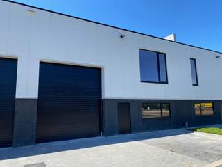 KMO unit van 216m2 met een flexibele indeling te gebruiken als magazijn met kantoorruimte of showroom. * 12m breed en 18m diep * 2 parkeerplaatsen...