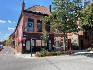 Op een centrale ligging in het hart van Turnhout bevindt zich dit ruim appartement op de eerste verdieping. Het pand beschikt over drie...