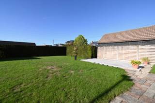 <p>Op zoek naar een <strong>ruime gelijkvloerse woning met een mooie tuin én een centrale ligging in Deinze?</strong> Deze degelijk gebouwde bungalow bevindt zich op een perceel van maar liefst <strong>963 m²</strong> en combineert rustig wonen met een uitstekende bereikbaarheid.</p>
<p>De woning is gunstig gelegen in de nabijheid van het <strong>station van Deinze, het stadscentrum en belangrijke invalswegen richting autosnelweg</strong>. Een interessante ligging voor wie graag centraal woont zonder in te boeten aan ruimte en privacy.</p>
<p>Binnen verwelkomt een ruime inkomhal je in de woning. De <strong>aangename en lichtrijke leefruimte</strong> biedt volop plaats voor een gezellige zit- en eethoek en beschikt over een haard die extra sfeer brengt. Aansluitend bevindt zich de ingerichte keuken.</p>
<p>Verder beschikt de bungalow over <strong>drie slaapkamers, een badkamer, kelder en garage</strong>. Achteraan is er bovendien nog een garage en een praktische berging, ideaal voor extra opslagruimte.</p>
<p>Buiten vormt de <strong>ruime en verzorgde tuin</strong> zonder twijfel één van de grote troeven. Het royale perceel biedt heel wat mogelijkheden voor tuinliefhebbers, gezinnen of wie gewoon graag geniet van rust en buitenruimte. Ook het aanwezige tuinhuis zorgt voor bijkomende bergruimte.</p>
<p>De woning is <strong>licht te renoveren en te moderniseren</strong>, maar beschikt over een solide basis en een praktische gelijkvloerse indeling. Hierdoor krijg je de kans om ze stap voor stap aan te passen aan je eigen smaak en hedendaagse woonwensen.</p>
<p><strong>Een interessante eigendom voor wie ruimte, een groot perceel en een centrale ligging weet te waarderen.</strong></p>
<p>Benieuwd naar de mogelijkheden van deze bungalow?<br /><strong>Neem contact op met Wim via 0492 68 38 38 of wim@lannimmo.be voor meer informatie of een bezoek.</strong></p>
<p><strong>Troeven:</strong> 963 m² perceel • bungalow/gelijkvloers wonen • 3 slaapkamers • ruime leefruimte • garage en kelder • grote tuin • centrale én rustige ligging • renovatiepotentieel.</p>
