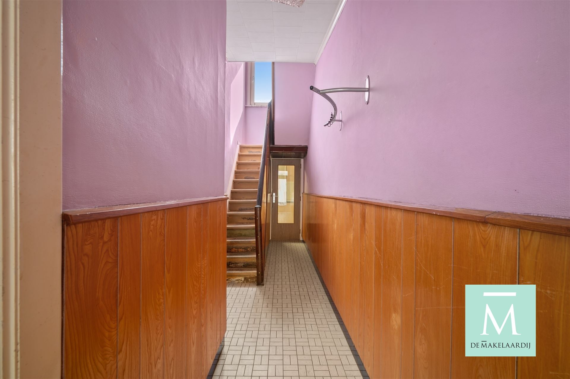 Leuke, op te frissen starterswoning met 3 slaapkamers en gezellig terrasje op toplocatie! - foto 2