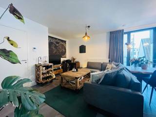 Ontdek “De Dams”: wonen in het hart van Antwerpen met de luxe van nieuwbouw en de charme van historische klasse.<br />Dit stijlvolle éénslaapkamerappartement met terras en autostaanplaats biedt u alle comfort, midden in het bruisende stadsleven.<br />U betreedt het appartement via een afgesloten inkomhal met ruimte voor een vestiairekast. De lichte leefruimte met open keuken vormt een warme, gezellige plek om tot rust te komen. Dankzij het grote raam dat doorloopt tot op de vloer geniet u de hele dag van natuurlijk licht.<br />De badkamer is uitgerust met een moderne inloopdouche en is volledig apart van het toilet. In de inpandige berging vindt u de aansluiting voor de wasmachine. De slaapkamer beschikt over een praktische nis voor uw kledingkast en geeft uit op het terras, gelegen aan de zijde van de Lange Nieuwstraat.<br />Met de lift bereikt u rechtstreeks niveau -2, waar uw autostaanplaats zich bevindt. Op niveau -1 zijn er tevens een fietsenberging en afvalberging voor restafval en PMD.<br />Wonen in De Dams betekent wonen in het centrum van Antwerpen. Supermarkten, winkels (Meir), het station en talloze hotspots liggen op wandelafstand. De toegang via de Meir bevindt zich recht tegenover de Stadsfeestzaal, ideaal voor wie graag leeft in het commercieel hart van de stad.<br />Bijzonderheden: Kosten 115 euro/m - Toplocatie in het centrum - Autostaanplaats - Fietsen- en afvalberging - Gunstig EPC - Nieuwbouwcomfort