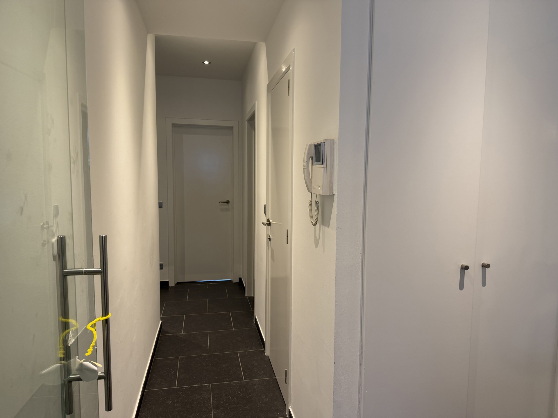 Gelijkvloers appartement met 2 slaapkamers, tuin en garage - foto 5