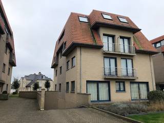  * Automatische hoofdpoort * Op wandelafstand van de Zeedijk  * Afmetingen: hoogte 2m10 - breedte 2m35 - diepte 5m60 (buitenpoort maximum hoogte...