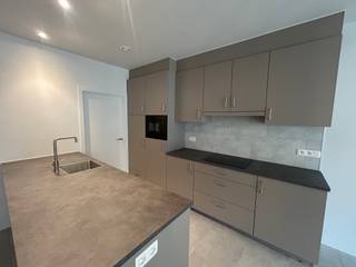 <p>Nieuwbouwappartement met 2 slaapkamers te huur in Pelt:</p><ul><li><strong>Indeling</strong>: inkomhal, woonkamer met open keuken, terras (12m²), berging, nachthal, 2 slaapkamers, badkamer en apart toilet</li><li>Ondergrondse autostaanplaats</li><li>Kelderberging</li><li>Zonnepanelen</li><li>Residentie 'Fantasia'</li><li>Zeer energiezuinig EPC: A</li><li>Warmtepomp</li><li>Gemeenschappelijke kosten inbegrepen in de huurprijs</li><li>Beschikbaar vanaf 01/08/2026</li></ul>