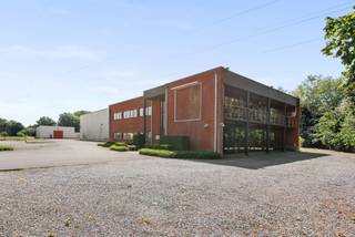 Industriële site te koop via SHARE DEAL in de haven van Gent. De site van 9.637 m² beschik over 2 industriële hallen van samen 2.495 m² met...