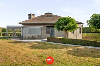 Deze goed onderhouden villa is gelegen langs de Meenseweg op 4 km van de markt van Ieper en met vlotte verbinding naar de A19 op een perceel van 1.496m².<br /><br />De villa is ingedeeld als volgt: <br />Een gelijkvloerse verdieping met royale inkomhal, gastentoilet, ruime lichtrijke leefruimte voorzien van eetplaats en zitplaats met gezellige houthaard, volledig ingerichte keuken, 3 slaapkamers waarvan 1 met dressing en een badkamer met inloopdouche, dubbel lavabomeubel en toilet. <br />Op het eerste verdiep kan je een nachthal en twee slaapkamers terugvinden.<br />In de kelderverdieping kan je een dubbele garage met twee sectionale poorten en verschillende bergruimtes/wasplaats terugvinden. <br /><br />Rondom de villa kan je genieten van een prachtige volledig afgesloten, zonnige tuin. De tuin is voorzien van verschillende terrassen waarvan één met pergola (lamellendak en screens). <br /><br />* mogelijkheid tot prachtig zicht over de achterliggende velden. <br />* regenwaterput 10.000 liter<br />* airco in leefruimte en keuken<br />* camerabewaking en alarm