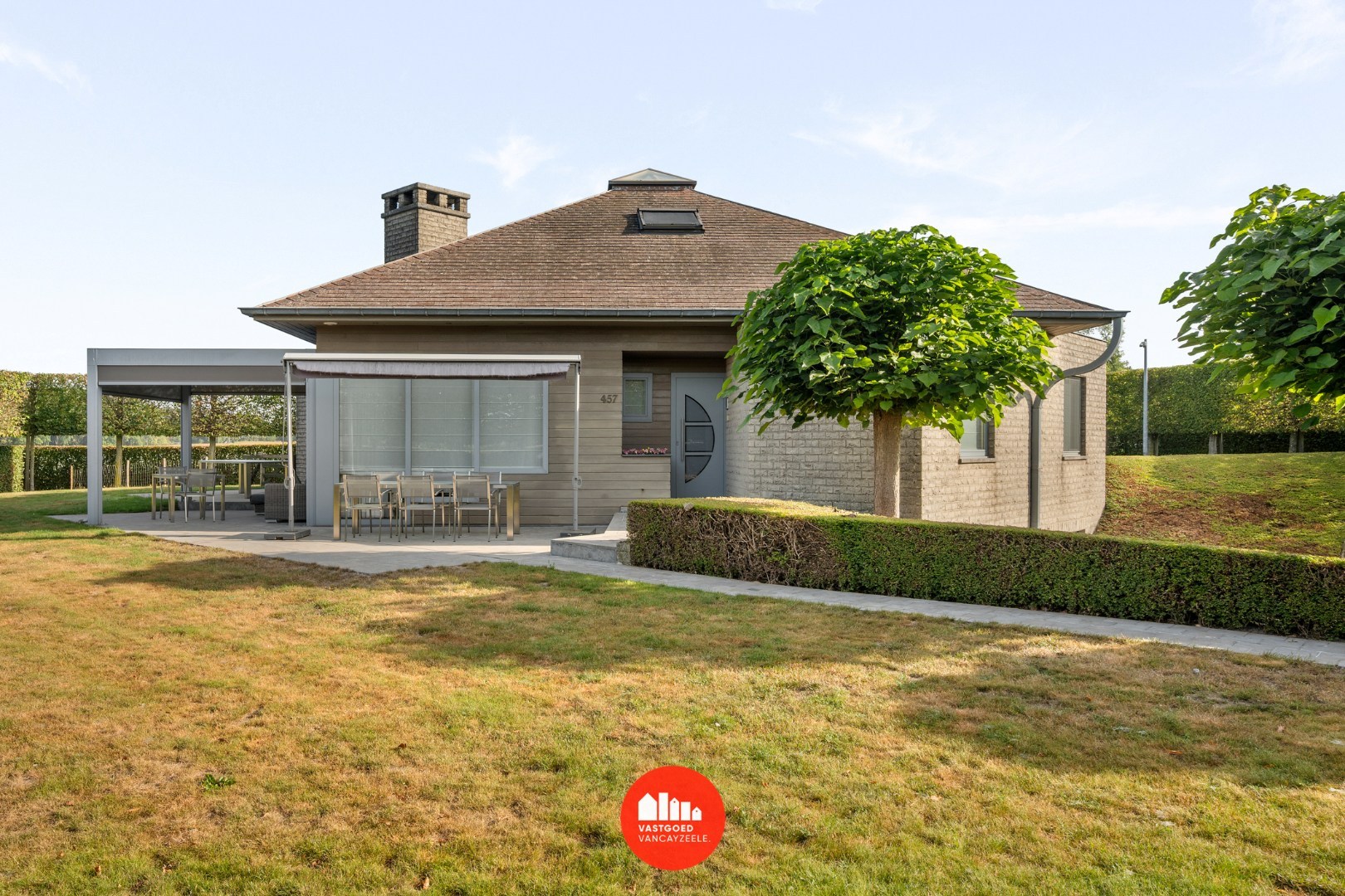 Goed onderhouden villa met grote tuin en twee garages op centrale ligging. - foto 2