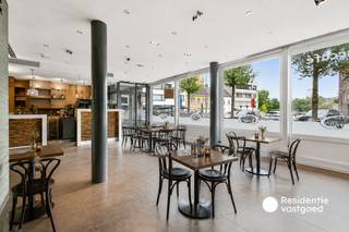 Deze centraal gelegen handelszaak bevindt zich pal op de Markt van Gistel en geniet daardoor van een uitstekende zichtbaarheid en een levendige ligging. Momenteel ingericht als sfeervolle horecazaak met bar en afzonderlijke keuken, biedt het pand tal van mogelijkheden voor wie een eigen horecaconcept wil uitbouwen. Dankzij de ligging en indeling is de ruimte echter ook geschikt als winkel of kantoor, waardoor verschillende commerciële invullingen mogelijk zijn. Een absolute troef is de toestemming voor het gebruik van een ruim terras op de Markt, ideaal om tijdens de zonnige maanden extra capaciteit te creëren. Op de benedenverdieping bevinden zich verzorgde sanitaire voorzieningen en een ruime kelderberging met koelinstallatie, wat zorgt voor de nodige stockage en praktische ondersteuning. Een mooie opportuniteit voor wie op zoek is naar een veelzijdige commerciële ruimte op een centrale en goed zichtbare locatie. Geen renovatieplicht!<br />EPC: 489 kWh/m² - UC:3642633 ~ Vg, Wg, Gvkr, Gvv, Gmo ~ Ref. MI23803
