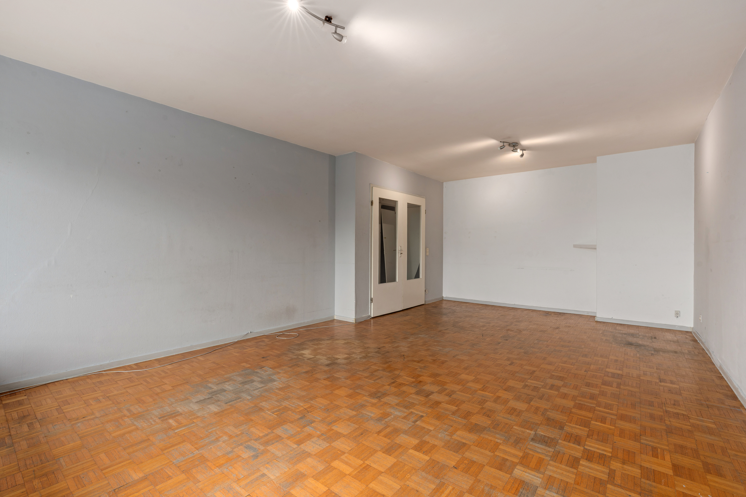 Lichtrijk op te frissen appartement met terras! - foto 3