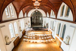 Het bestaande 17e -eeuwse kloostergebouw werd gerenoveerd en omgevormd tot volwaardige kantoorruimten, met respect voor het verleden en de...