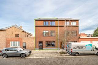 <p><span>Spacieuse maison neuve avec quatre chambres et deux salles de bains</span></p><p><span> </span></p><p><span>Cette maison nouvellement construite, située dans la Pasbrugstraat à Malines, combine un confort de vie moderne avec un excellent emplacement. La rue calme à sens unique signifie que très peu de trafic devant la porte perturbera votre tranquillité. Pourtant, la propriété est très facile d'accès. Les écoles, les magasins et les autres commodités sont tous accessibles à pied ou à vélo. Grâce à la bonne connexion avec les autoroutes Tangent et R6, vous êtes également sur la bonne autoroute en voiture en quelques minutes.</span></p><p><span> </span></p><p><span>Aménagement</span></p><p><span> </span></p><p><span>Rez-de-chaussée :</span></p><p><span>- Hall d'entrée</span></p><p><span>- Salle de séjour</span></p><p><span>- Cuisine</span></p><p><span>- WC</span></p><p><span>- Jardin</span></p><p><span> </span></p><p><span>A l'étage</span></p><p><span>- Chambre à coucher 1</span></p><p><span>- Chambre à coucher 2</span></p><p><span>- Buanderie</span></p><p><span>- Salle de bain 1</span></p><p><span> </span></p><p><span>Deuxième étage</span></p><p><span>- Chambre à coucher 3</span></p><p><span>- Chambre à coucher 4</span></p><p><span>- Salle de bain 2</span></p><p><span>- Salle d'eau</span></p><p><span> </span></p><p><span>Les avantages</span></p><p><span>- Construction neuve à haute efficacité énergétique</span></p><p><span>- Quatre chambres à coucher de taille normale</span></p><p><span>- Grand rez-de-chaussée lumineux</span></p><p><span> </span></p><p><span>Vous êtes intéressé par ce bien à vendre à Malines, vous cherchez d'autres biens immobiliers ou vous voulez connaître la valeur de votre bien ? Dans ce cas, vous êtes à la bonne adresse chez BOLT Immo ! Nous nous ferons un plaisir de vous aider.</span><span> </span></p><p><span> </span></p>