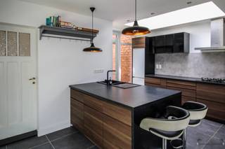 Instapklaar vernieuwde woning, centraal gelegen We komen binnen via de inkomhal met apart toilet, woonkamer voorzien van pelletkachel, volledig...