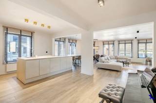 Welkom in Hamme!Op zoek naar ruimte en flexibiliteit in het centrum van Hamme? Deze gerenoveerde duplex (153 m²) combineert comfort en afwerking op...