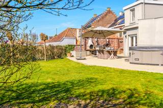 Dans le passé, ce bâtiment spacieux et polyvalent servait de bureau d'assurance et, auparavant, de cabinet médical avec pharmacie. Aujourd'hui, il offre des possibilités infinies : une salle de pratique élégante avec entrée et salle d'attente séparées, mais aussi l'emplacement idéal pour un espace commercial avec une maison arrière confortable.Disposition :Rez-de-chaussée :- Hall d'entrée impressionnant- Grand espace polyvalent (70,20 m²), idéal pour un magasin, un cabinet ou un bureau- Cuisine entièrement équipée (30,40 m²) avec lave-vaisselle, réfrigérateur américain avec congélateur et machine à glaçons, four à convection, micro-ondes et double évier en acier inoxydable- Bureau (15,75 m²) et salle d'attente (6,90 m²), également accessibles par une porte d'entrée séparée- Toilettes séparées pour les invités- Garage/cabanon très spacieux (80 m²) avec porte sectionnelle et espace de travail supplémentaire- Jardin paysager (447 m²) avec terrasse ensoleillée, jacuzzi et cuisine extérieure luxueuse équipée d'un barbecue Grandhall et d'une plaque de cuisson au gaz naturel- Toilettes extérieures supplémentaires- Premier étage :Hall de nuit- Trois bureaux ou salles de réunion séparés (36 m² — 22,20 m² — 8,40 m²)- Salle de bain avec douche, baignoire et double vasque avec armoire à glace (11,30 m²)- Buanderie pratique avec placards intégrés (10,35 m²)Deuxième étage :- Spacieuse salle polyvalente (88 m²), actuellement équipée en salle de sport avec kitchenetteSous-sol :-Cave (à vin) sèche et spacieuse (36 m²)Avantages supplémentaires :- 24 panneaux solaires (4 800 Wp) et borne de recharge pour voitures électriques- Chaudière à pompe à chaleur connectée à des panneaux solaires pour l'eau chaude sanitaire- Puits d'eau de pluie (9 000 L) disponible- L'électricité est conforme