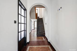 Deze ruime woning is ideaal voor gezinnen die op zoek zijn naar comfort en functionaliteit, gelegen op een gunstige locatie in Roeselare. <br /><br /><strong>Op het gelijkvloers</strong> kom je binnen via een ruime inkomhal die toegang biedt tot de kelder, de lichtrijke woonkamer en de aparte eetkamer. Aansluitende bevindt zich de keuken met praktische berging/wasplaats en een apart gastentoilet. <br /><br /><strong>Op de eerste verdieping</strong> bevinden zich maar liefst 4 volwaardige slaapkamers, een badkamer met toilet en een dressing. <br /><br /><strong>Buiten </strong>geniet je van een aangenaam terras met gezellig stadstuin, perfect om te ontspannen of te genieten van zonnige dagen. <br /><br />Kortom, een ruime en kwalitatief gerenoveerde woning met alle hedendaags comfort<br /><br /><strong><u>Pluspunten:</u></strong><br /><strong>+</strong> Centrale ligging nabij centrum Roeselare en invalswegen<br /><strong>+</strong> 4 slaapkamers<br /><strong>+</strong> Zonnepanelen met thuisbatterij<br /><strong>+</strong> Energiezuinig (EPC A)<br /><strong>+</strong> Ventilatie en zoneverwarming en airco<br /><strong>+</strong> Elektriciteit conform <br /><br />EPC 100 kWh/m² UC3033808<br /> <br />Vg – Wg – Gmo – Gvkr – Gvv<br /><br />Bent u op zoek naar een instapklare woning met moderne afwerking en energiezuinige voorzieningen? Plan snel een bezoek in deze prachtige woonst! <br /><br />Benieuwd naar dit pand of een andere eigendom? www.coventa.be – 051 222 051