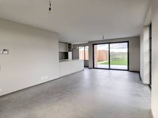 Maison neuve entièrement finie avec 3 chambres, garage, jardin et panneaux solaires. Situé à Boezinge. Immédiatement libre et prêt à emménager !MISE EN PAGE :Rez-de-chaussée : - Hall d'entrée avec toilettes séparées- Espace de vie lumineux- Cuisine ouverte entièrement équipée- Rangement spacieux- Jardin avec abri de jardin- Un garageÉtage +1 :- Hall de nuit avec toilettes séparées- 3 chambres - Salle de bain avec baignoire, douche et double vasque- Local technique - GrenierCe bien à louer vous intéresse ? Naviguez ensuite sur le site www.dewaele.com, cliquez sur le bouton rouge « Demander une visite » et remplissez le profil du locataire. Ensuite, nous vous contacterons pour une visite. Les rendez-vous ne peuvent pas être pris par téléphone.